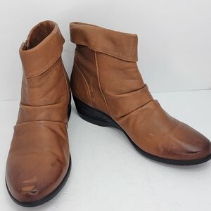 CLARKS brown leather slouchy ankle boots with a side zipper. SIZE‎ 10  #1662